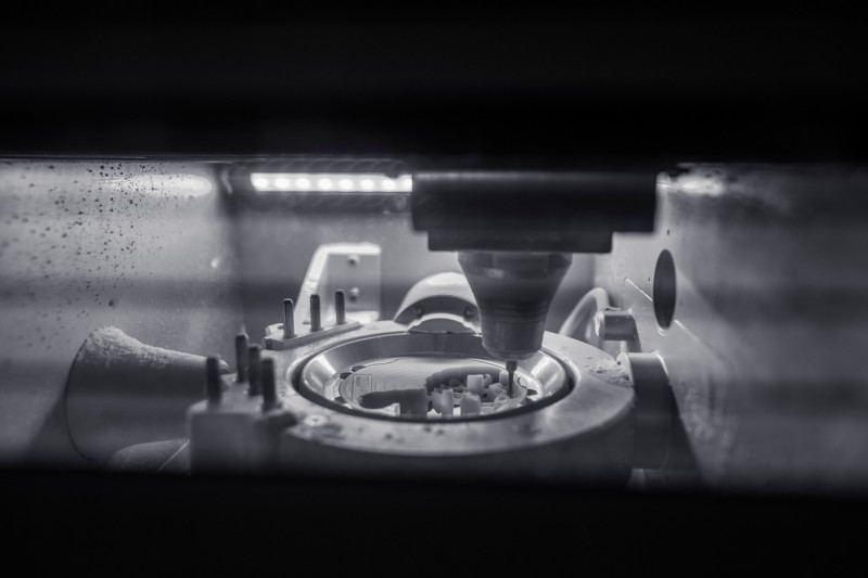 Nicht im Weltall aufgenommen, sondern im Fräsgerät. Hier entstehen mit CAD/CAM Technologie aus den runden Blöcken die Zahnkronen.