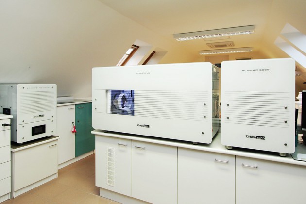 Fräsgerät M5 mit 5+1 Achsen mit 2 Frässpindeln und Fräservermessung - Präzision, auch dort wo man sie nicht sieht Fräsgerät M5 mit 5+1 Achsen mit 2 Frässpindeln und Fräservermessung - Präzision, auch dort wo man sie nicht sieht