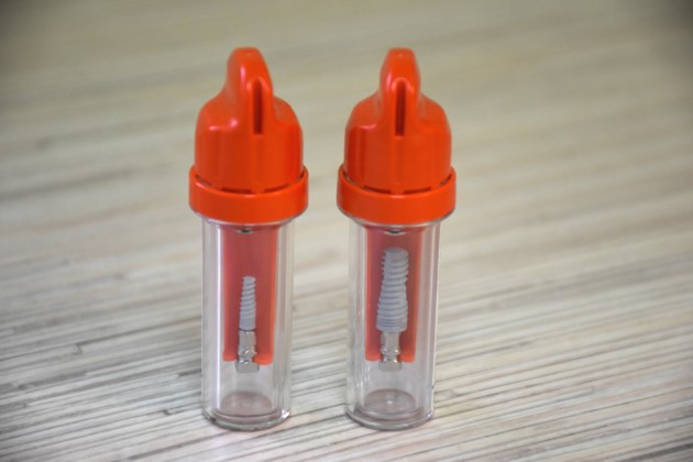 Herkömmliche und Mini-Implantate im Vergleich Herkömmliche und Mini-Implantate im Vergleich