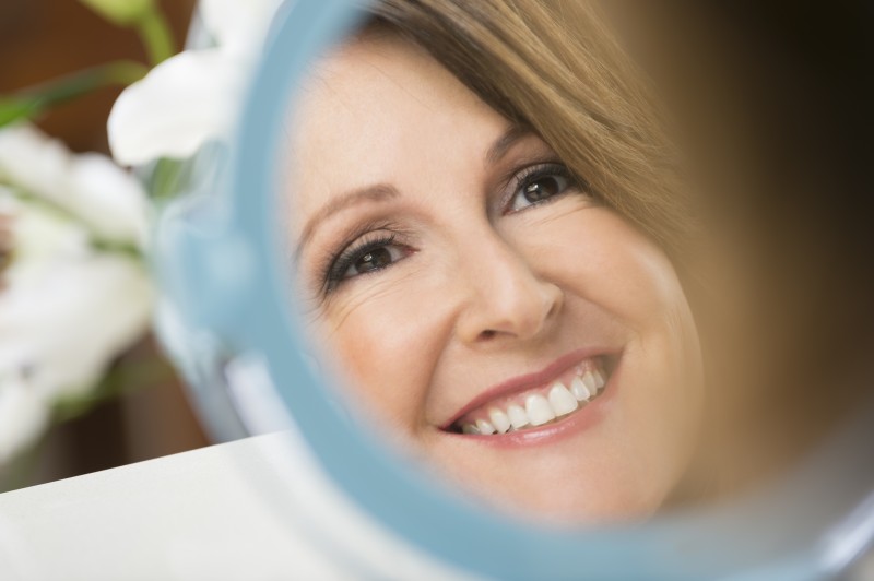 Die Welt ist ein Spiegel: zeigen Sie ihr Ihr schönstes Lächeln auch mit Ihrem perfekten Zahnersatz!