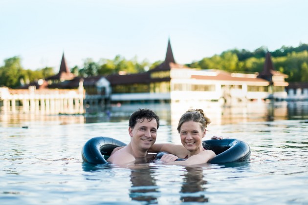 Alltagstress ade! Der auf der Welt einzigartige Thermalsee von Hévíz - mit seinem hervorragenden Heilwasser - erwartet alle Wasserliebhaber Alltagstress ade! Der auf der Welt einzigartige Thermalsee von Hévíz - mit seinem hervorragenden Heilwasser - erwartet alle Wasserliebhaber