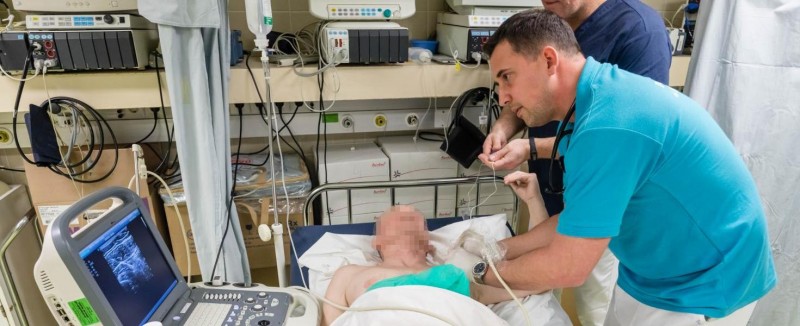 Auf dem Foto setzt Dr. Dömötör Nyéki eine ultraschallgesteuerte Nervenblockade unterm Schlüsselbein für eine Hand-OP. Auf dem Monitor beobachtet er die Nadel, die er grade einsticht. Foto: Tibor Katon