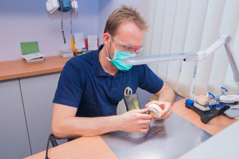 Reparatur der Zahnprothese in unserem Labor