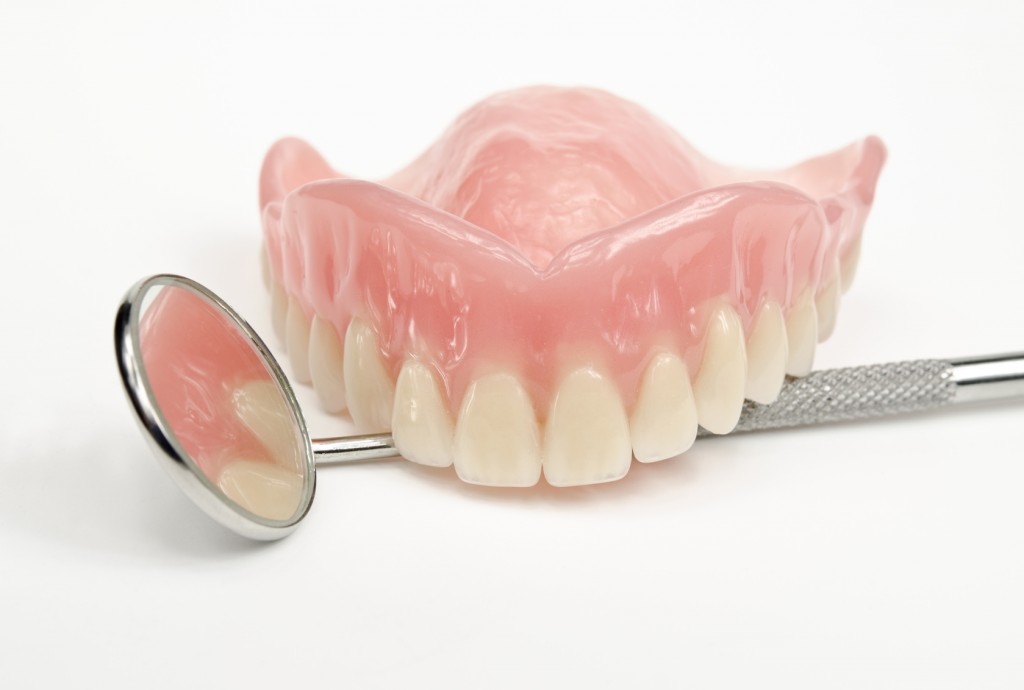 Zahnprothese Zahn Abgebrochen