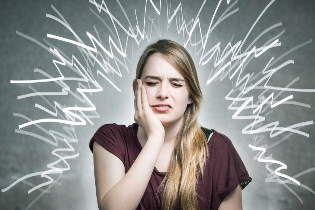 Es kann vorkommen, dass ein Zahn nicht mehr zu retten ist. Dann hilft nur eins: Der Zahn muss raus! Es kann vorkommen, dass ein Zahn nicht mehr zu retten ist. Dann hilft nur eins: Der Zahn muss raus!