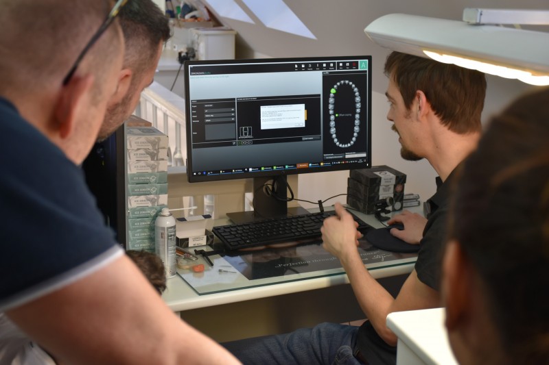 Zirkonzahn-Referent weiht Zahntechniker der Zahnklinik Gelencsér Dental in Programminnovationen ein