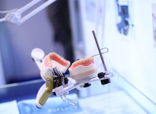 Zahntechnische Arbeiten bedürfen maximaler Aufmerksamkeit und besonderer Präzisität in sämtlichen Arbeitsphasen der Prothesenherstellung Zahntechnische Arbeiten bedürfen maximaler Aufmerksamkeit und besonderer Präzisität in sämtlichen Arbeitsphasen der Prothesenherstellung